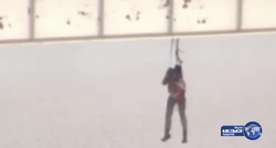 بالفيديو: عامل يسقط ويبقى معلقاً في الهواء