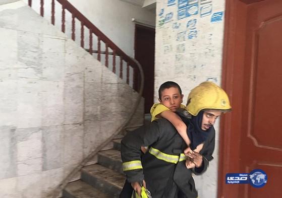بالصور: إنقاذ سيدات وأطفال في حريق بناية سكنية بالمدينة