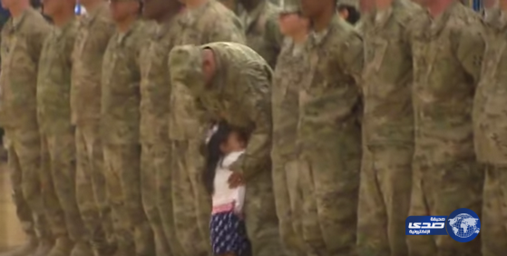 طفلة تقتحم عرضاً عسكرياً لتحتضن والدها