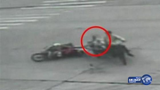 بالفيديو &#8211; تصادم يقذف طفلاً من دراجة نارية إلى أخرى بلا إصابة