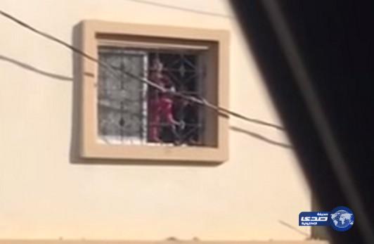 بالفيديو.. : لهو طفليْن بكيبل من نافذة شقتهما بأبها