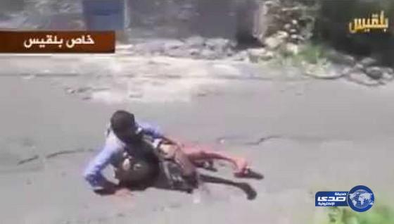 بالفيديو :سائق يحاول إنقاذ مراسلة تلفزيونية بتعز فيصطاده قناص حوثي