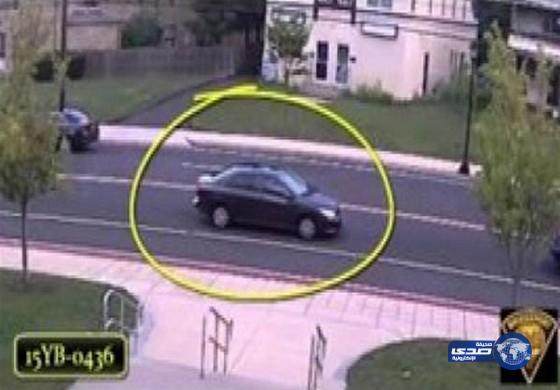 بالفيديو.. فتاة تلقى بنفسها من سيارة مسرعة هربا من الاختطاف