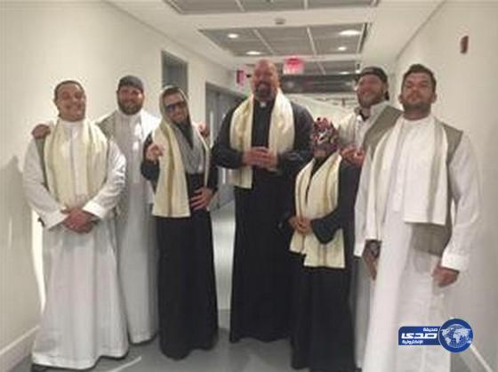 نجوم المصارعة العالميين يرتدون الزي السعودي في جدة.. تم تفصيلها خصيصًا لهم