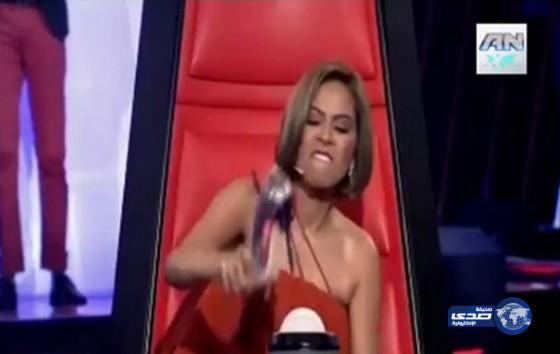 بالفيديو.. “شيرين” تخلع حذاءها لمتسابق جزائري ثم تصوت له به!