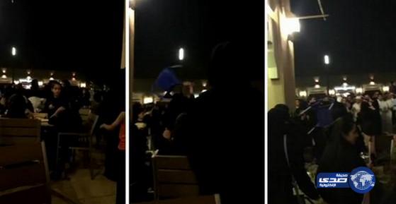 بالفيديو :مشاجرة نسائية وضرب بالكراسي في الدرعية