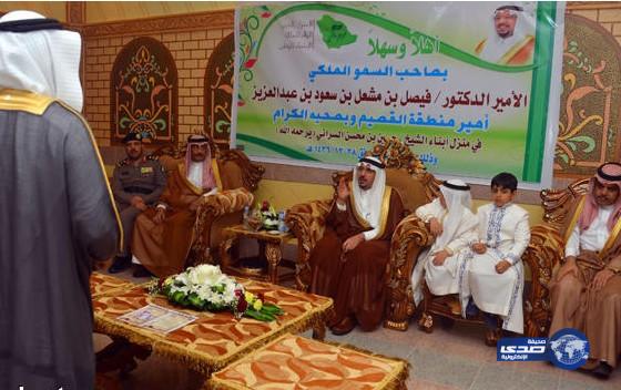 أمير القصيم يلبي طلب طفل مصاب بالسرطان ويزوره في منزله