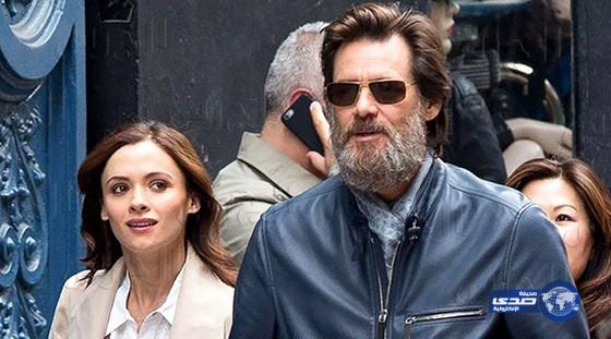 جيم كاري يحمل نعش حبيبته المنتحرة