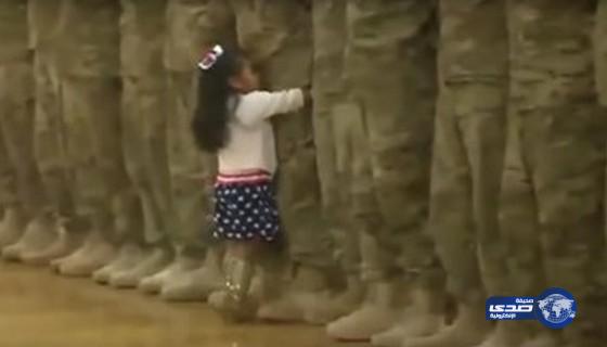 بالفيديو.. طفلة تخرق عرضا عسكريا لتعانق والدها المغادر الى الكويت