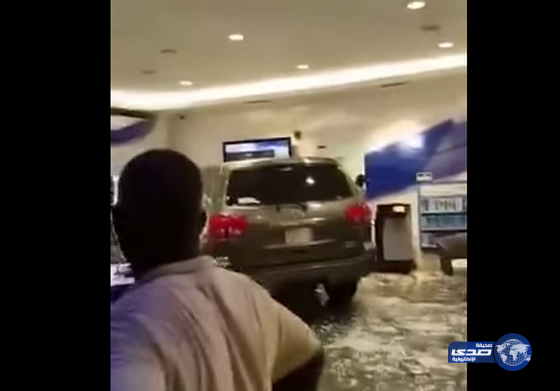 سيارة دفع رباعي تقتحم فرعا لـ &#8220;موبايلي&#8221; في جدة(فيديو)