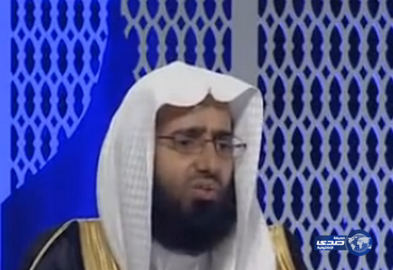 رد فعل الشيخ الفوزان على مسافر عربي بصق عليه وهو يصلى بالطائرة(فيديو)