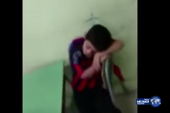 فيديو لمعلم يوقظ تلميذين نائمين بالفصل يثير جدلاً بين مغردين تويتر