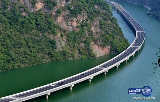الصين تبني طريقا سريعا فوق المياه