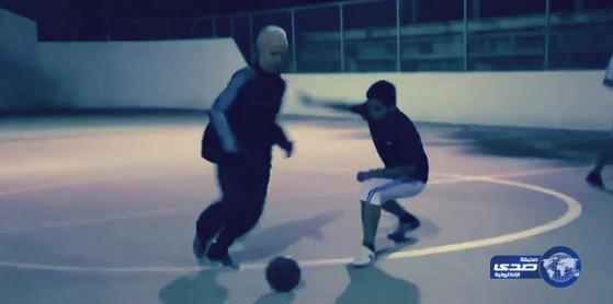 بالفيديو..عجوز يحول فريق كرة قدم إلى «أضحوكة الجماهير»: إذا رأيته لا تلعب ضده