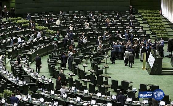 البرلمان الإيراني يصادق على مشروع الاتفاق النووي