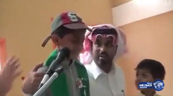بالفيديو.. طالب يبكي متأثراً بكلمة ألقاها أمام معلميه فخراً بوالده الشهيد