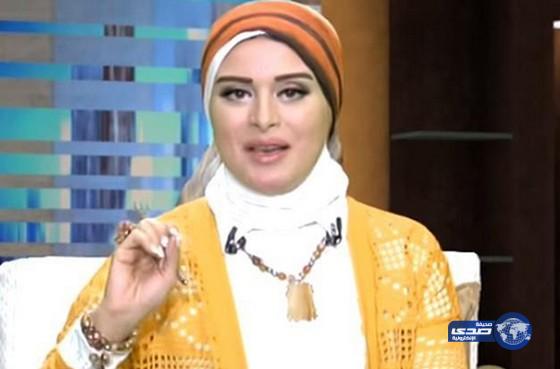 بالفيديو: متصل ينتقد مذيعة مصرية بسبب طريقة جلوسها