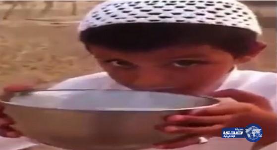 بالفيديو: طفل يستخف بـ&#8221;كورونا&#8221; ويشرب حليب الإبل