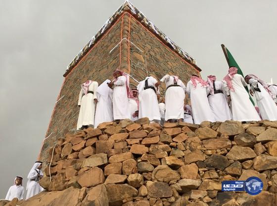 بالصور والفيديو: توافد الزوار على قرية الحصن التاريخي ( الدار الحمراء) بني سعد جنوب الطائف