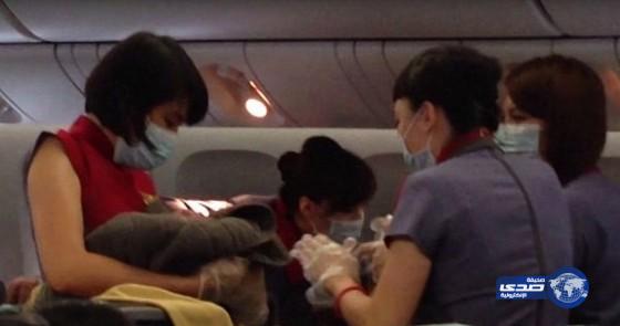 بالفيديو: امرأة تايلندية تنجب طفلتها على متن الطائرة