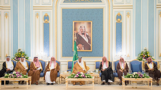 خادم الحرمين الشريفين يستقبل أصحاب السمو الأمراء وسماحة المفتي والمواطنين