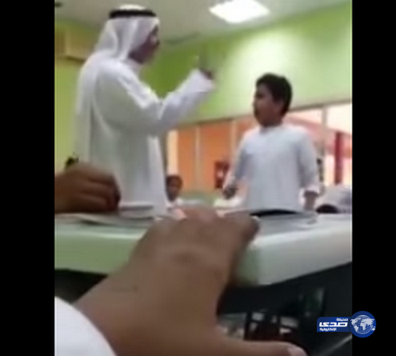 الإمارات توقف معلماً لقيامه بضرب طالب(فيديو)