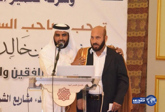 إعلامي يخلع بِشته ويُلبسه لشاعر سوري بسبب قصيدته عن المملكة