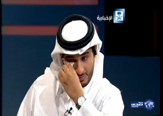 بالفيديو.. الإعلامي الغنمي يبكي متأثراً بحديث ابن الشهيد علي سويدي
