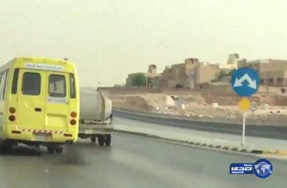 بالفيديو :سائق حافلة طالبات جامعة الامام “يقدح” مثل المفحطين في شوارع غرب الرياض