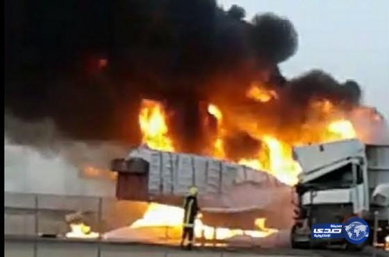 اشتعال النيران بشاحنتين على طريق الطائف الرياض