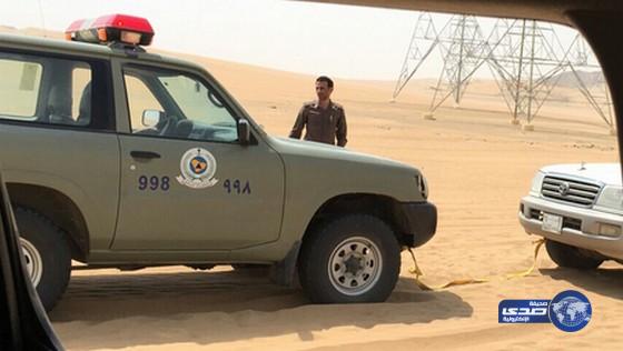 الدفاع المدني ينقذ معلمات علقت مركبتهن بكثبان رملية بناوان