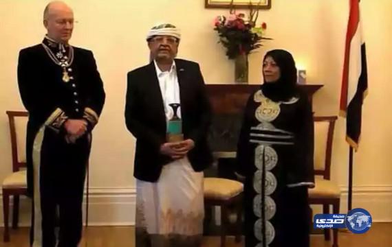 ظهور اول مسؤول حكومي يمني اثناء استلامه منصبه وبجواره زوجته