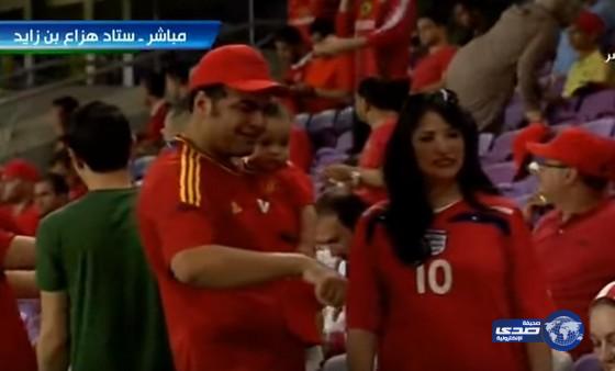 بالفيديو: مشجعات الأهلي والزمالك في ابوظبي يخطفن الاضواء في السوبر المصري