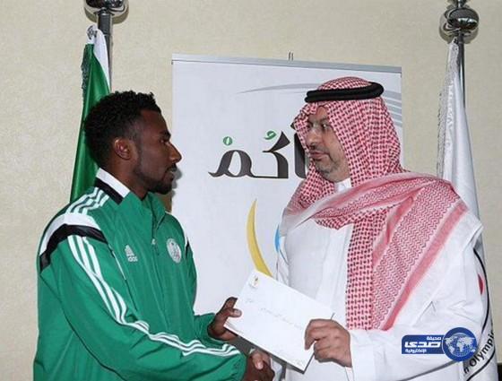 ابن مساعد يكرم العداء مسرحي