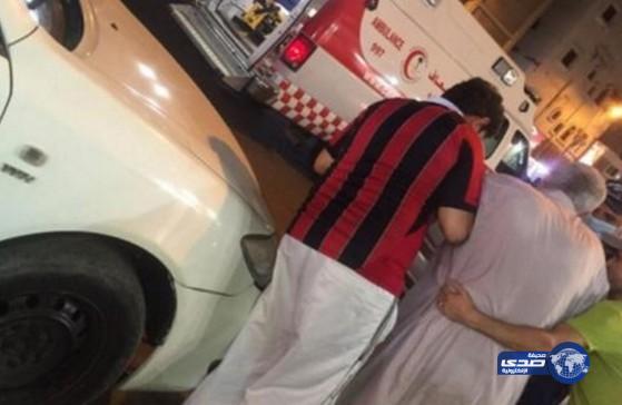 ممرضة سعودية تُنقِذ سبعيني سقط في أحد شوارع ينبع