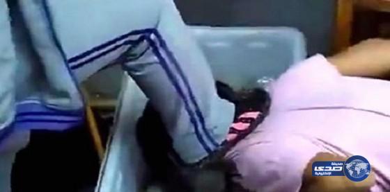 بالفيديو : طالبة تجبر زميلتها على تناول القمامة وسط حالة من السخرية