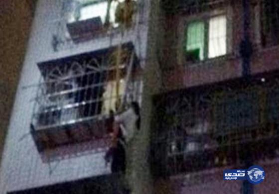 صينية تتسلق 5 طوابق بيديها العاريتين لتنقذ طفلة