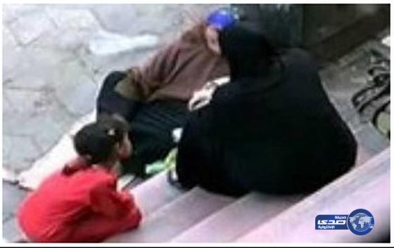 بالفيديو.. مذيعة تتقمص دور بائعة مناديل في شوارع القاهرة