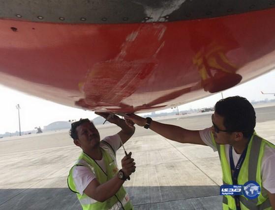 بالصور:معدة الخدمات الارضية بمطار جدة تصطدم طائرة باكستانية وتسبب في تاخر اقلاعها