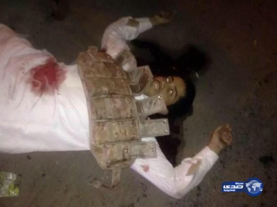 بالفيديو : لحظة قيام  رجال الأمن بقتل أحد الارهابيين في سيهات