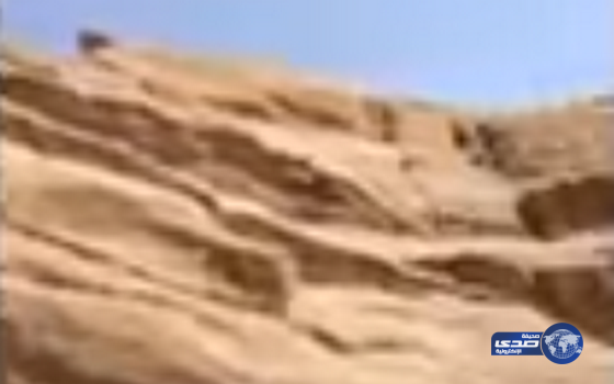 بالفيديو:يحكي معاناة معلمات اثناء سيرهن  على اقدامهن اثناء تعطل سيارتهن داخل الجبال