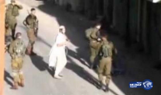 بالفيديو.. جنود الاحتلال يدسّون سكيناً تحت رأس شهيد فلسطيني