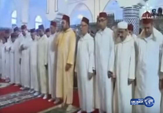 بالفيديو.. إمام مسجد ينسى الفاتحة أثناء الصلاة بملك المغرب
