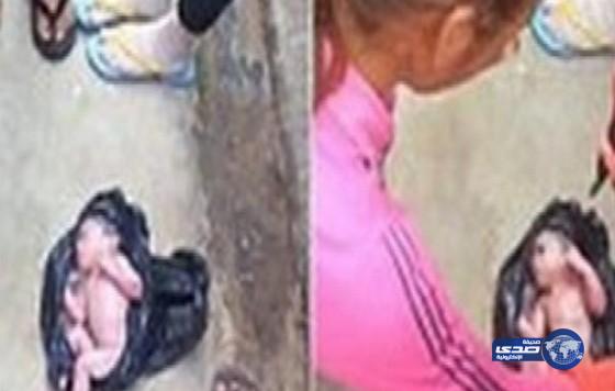 بالفيديو. أم ترمى ابنها حديث الولادة فى كيس زبالة
