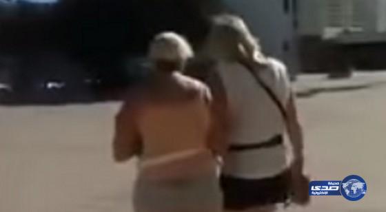 بالفيديو.. لحظة إخراج سائحتين دخلتا مسجدا بملابس غير محتشمة