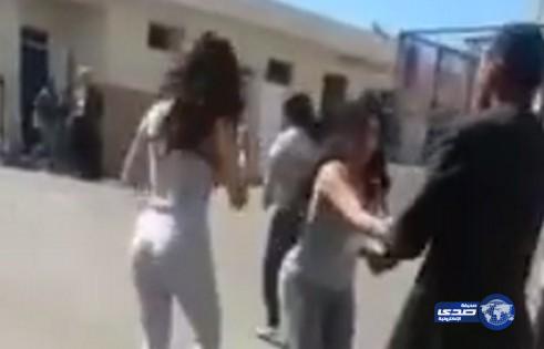 بالفيديو:ضرب فتاتين خرجن مع “خليجي”في مكان عام