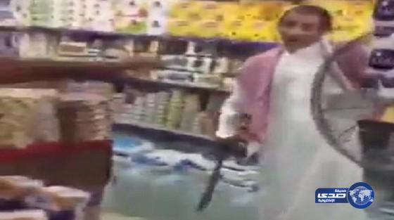 بالفيديو.. سطو على امرأة مسنة بـ ساطور في محطة الخزام في الرياض