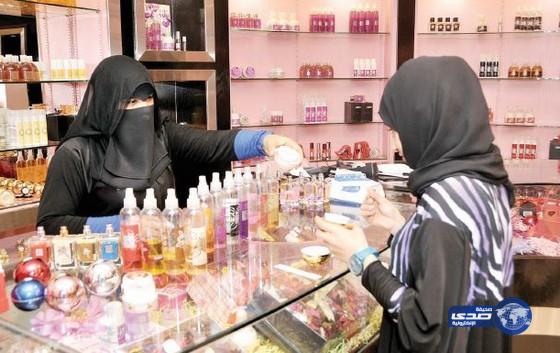 العمل : غرامة ألف ريال على الموظفة المخالفة لضوابط «الحجاب الشرعي»