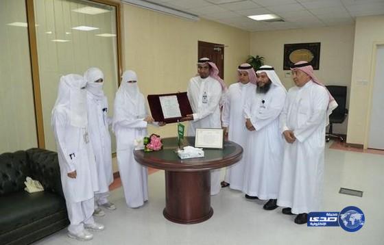 صحة ينبع تكرم ممرضة أسعفت مُسناً سقط فجأة أثناء التسوق‎