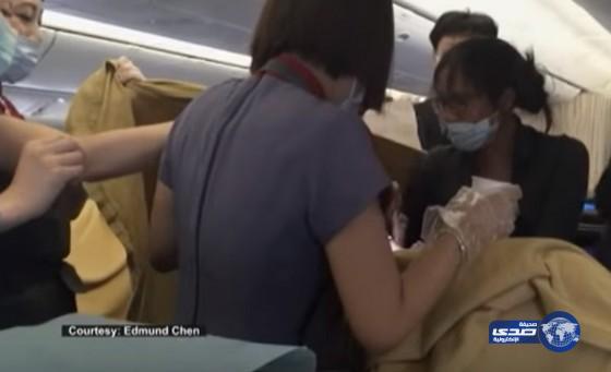 بالفيديو .. المخاض يباغت امرأة تايوانية وتلد في الطائرة